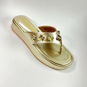 Tamanco Dourado com Pedrarias – Elegância e Conforto